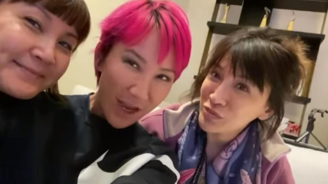 甄妮上傳李玟三姊妹影片。(圖/翻攝自甄妮臉書)