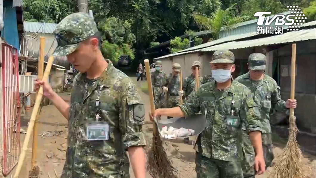 軍方出動重型機具協助開挖。(圖/TVBS)