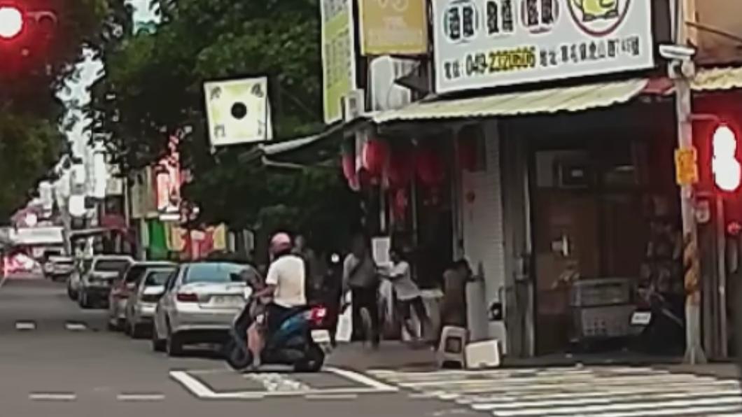 丈夫疑酒後失控，竟拿起路邊的磚頭砸妻子的頭。（圖／翻攝自爆料公社臉書）