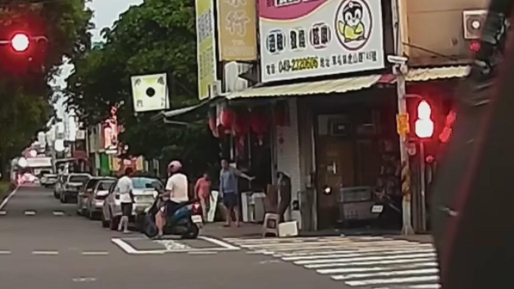 兒子上前護母把爸爸撂倒在地。（圖／翻攝自爆料公社臉書）