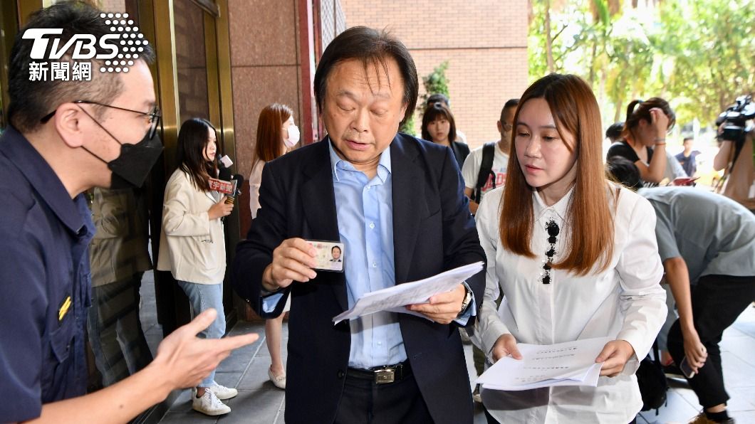 王世堅8日提告忘記帶身分證,11日再度來北檢有記得帶證件。(圖/胡瑞麒攝)