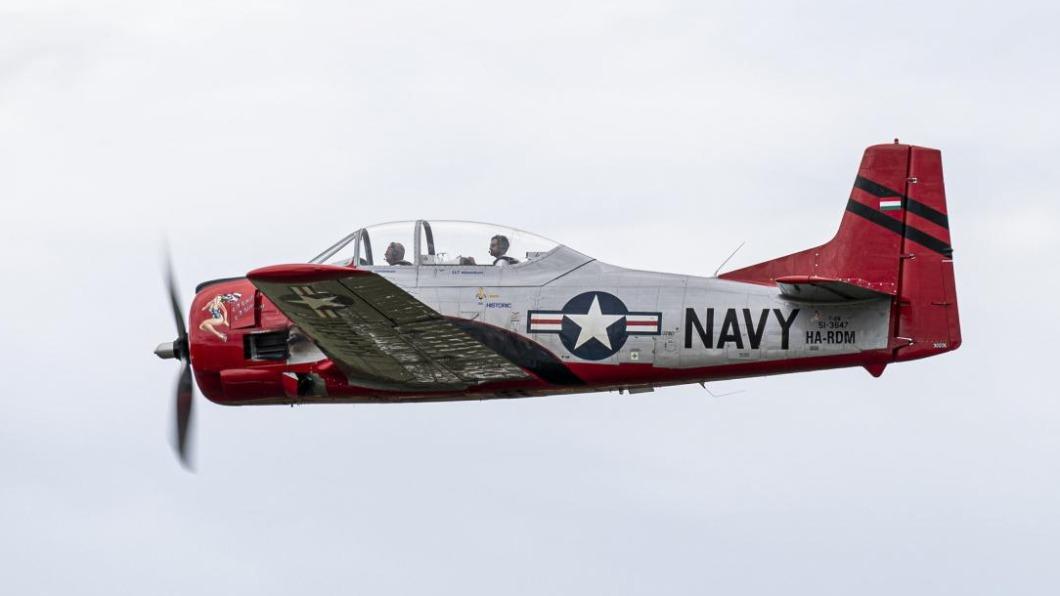 T-28是北美航空(North American Aviation)生產的活塞式中級教練機。(圖/翻攝自《人民之聲報》)