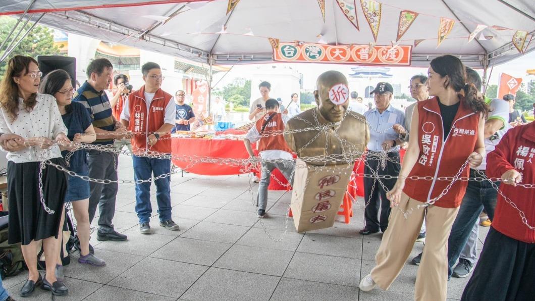 台灣基進呼籲立刻拆除蔣銅像。(圖/台灣基進提供)