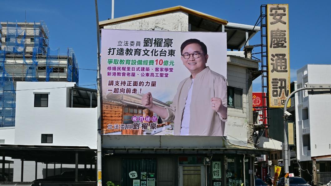 國民黨躺著爽?台東綠營2強相爭 劉櫂豪掛看板劍指賴坤成