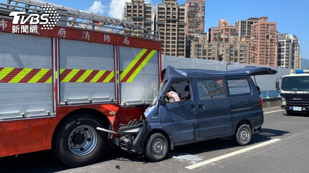 前方消防在救災!廂型車追撞水箱車「車頭扁掉駕駛送醫」