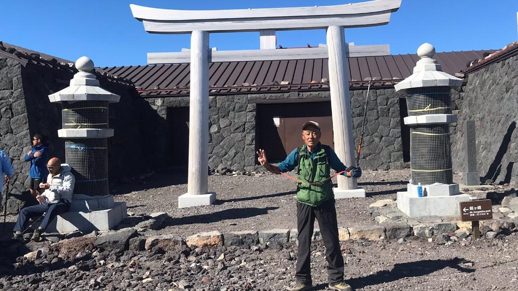 「富士山先生」實川欣伸常在社群帳號分享自己每次登頂的紀念照片。（圖／翻攝自@jitukawa37761推特）