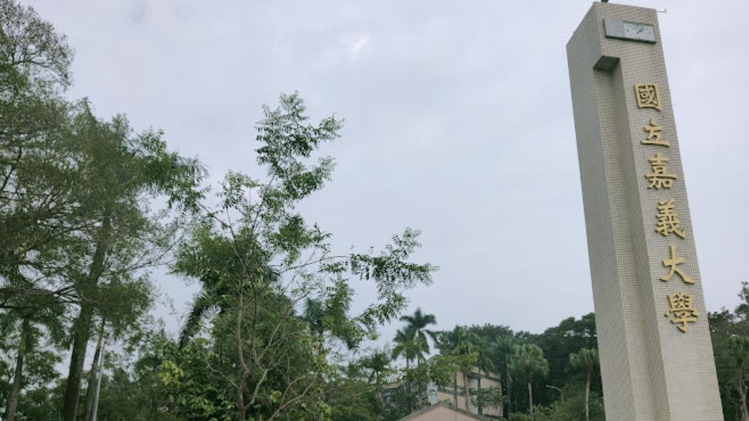 老闆娘在得知兒子考上嘉義大學後,立刻聯繫廠商製作紅布條慶祝。(圖/翻攝自Google Map)