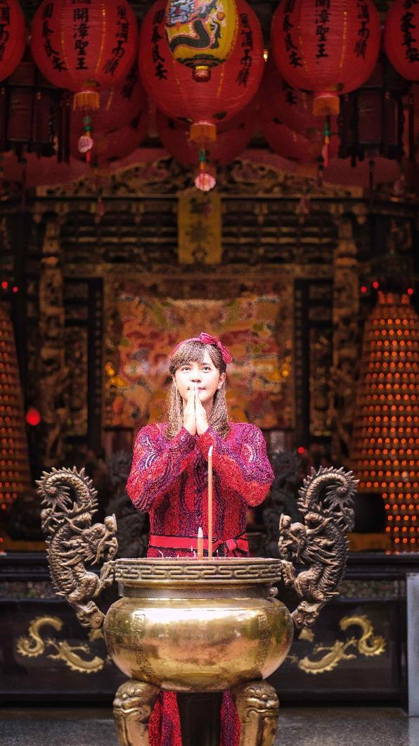 朱碧石到大溪福仁宮拜拜。（圖／桃園市政府觀光旅遊局提供）