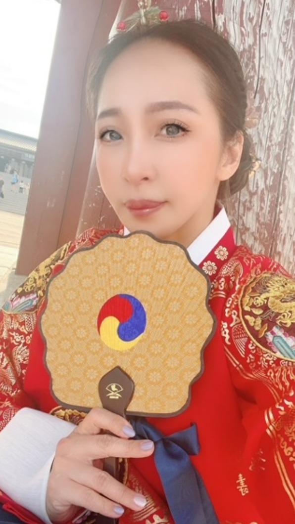 妞妞去韓國為單曲做準備。(圖/酷思玩創意提供)