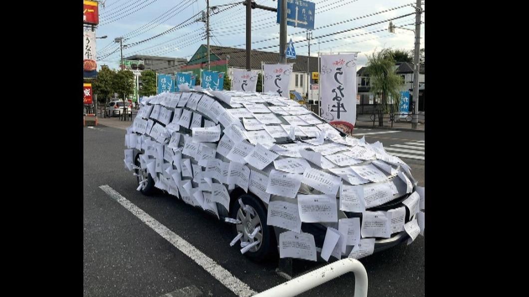 整台車被貼得密不透風，連輪胎的縫隙裡都插滿了警告標語。（圖／翻攝自@livedoornews推特）