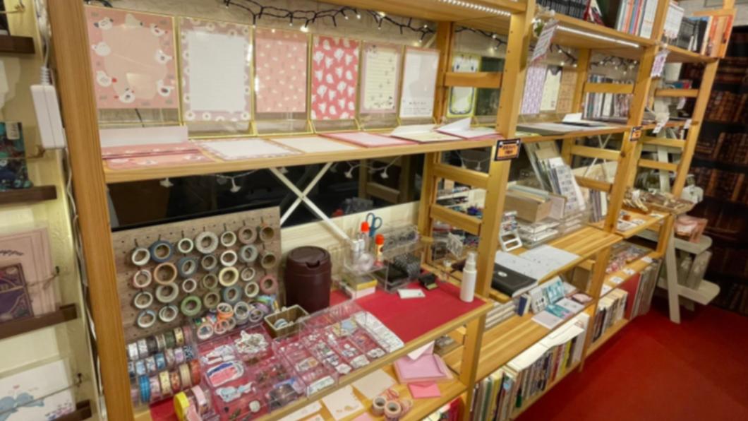 便箋喫茶店內文具開放客人使用。(圖/翻攝自推特@kanon2311)
