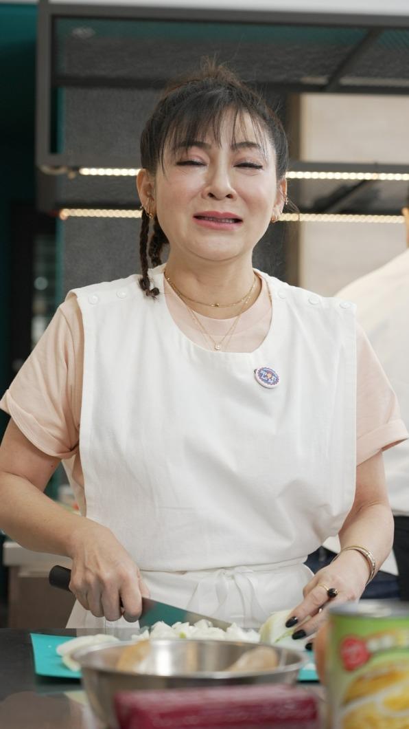 王彩樺在《我們這一攤》累到崩潰。(圖/華視提供)
