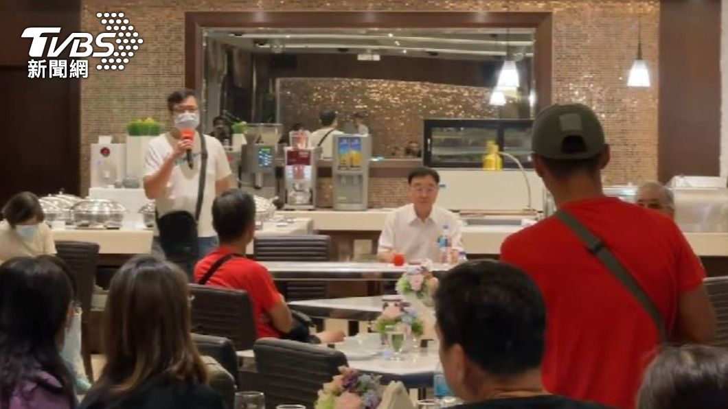馮光勉與大直民宅單號25戶受災戶面對面談話。（圖／TVBS）