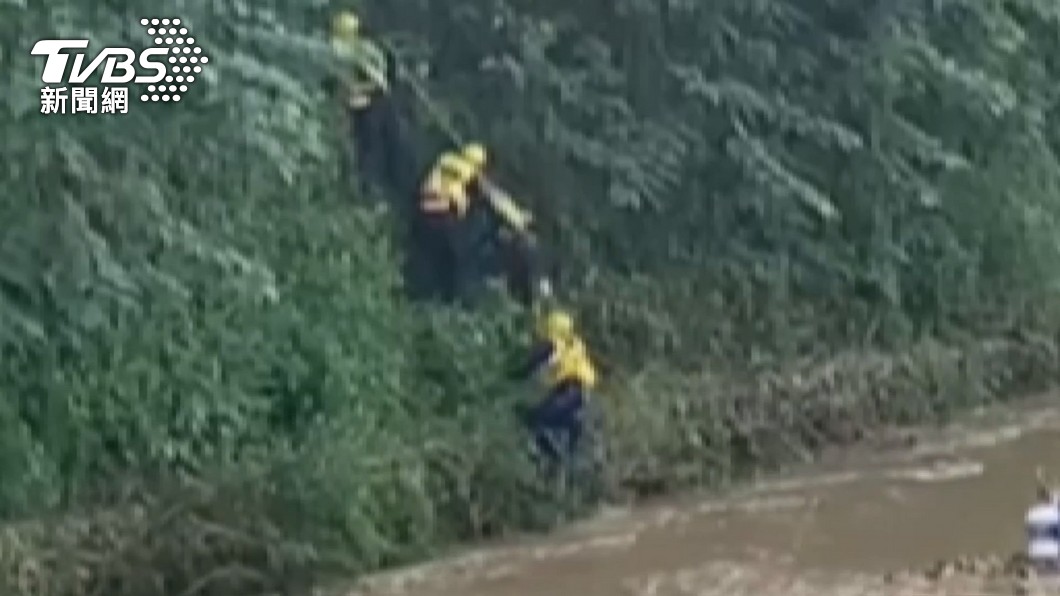 釣魚遇溪水暴漲 台中石角溪1釣客受困消防員冒險勇渡救援