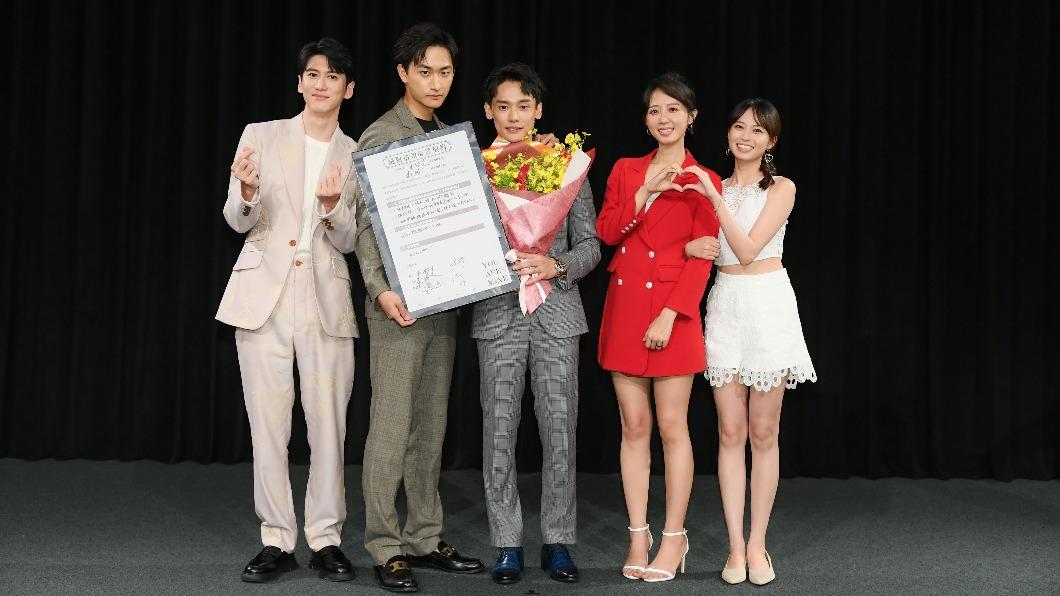 孫沁岳(左起)、毛祁生、蕭鴻、洪詩、林巧媛出席《絕對佔領》首映會。(圖/三立提供)