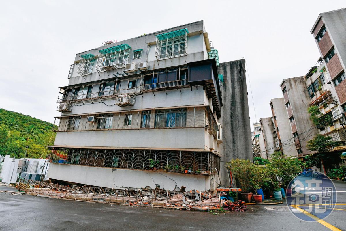 大直街這棟民宅受損最為嚴重，1樓住家慘淪地下室。（圖／鏡週刊）