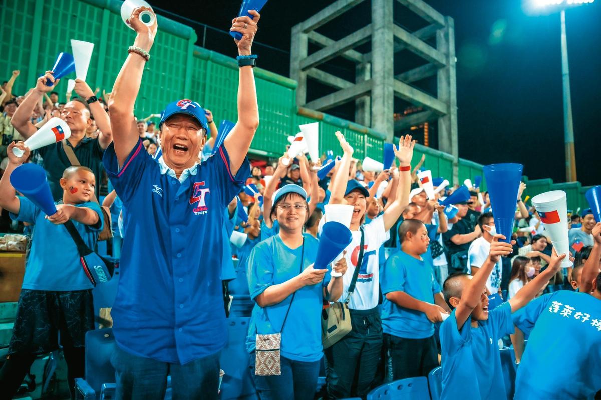 對於郭台銘（中）參選總統，柯營現階段持友郭態度，不排斥在空戰上攻守協防。（圖／郭台銘辦公室提供）