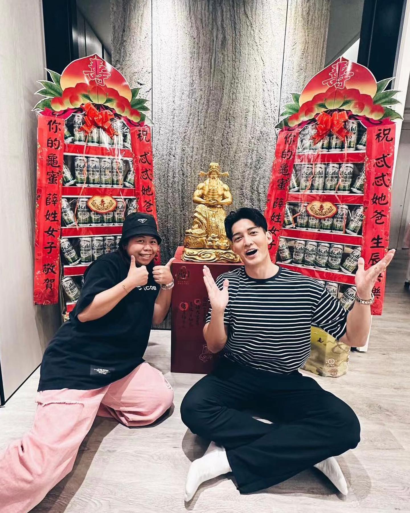 王家梁收到啤酒祝壽塔。（圖／翻攝自王家梁臉書）