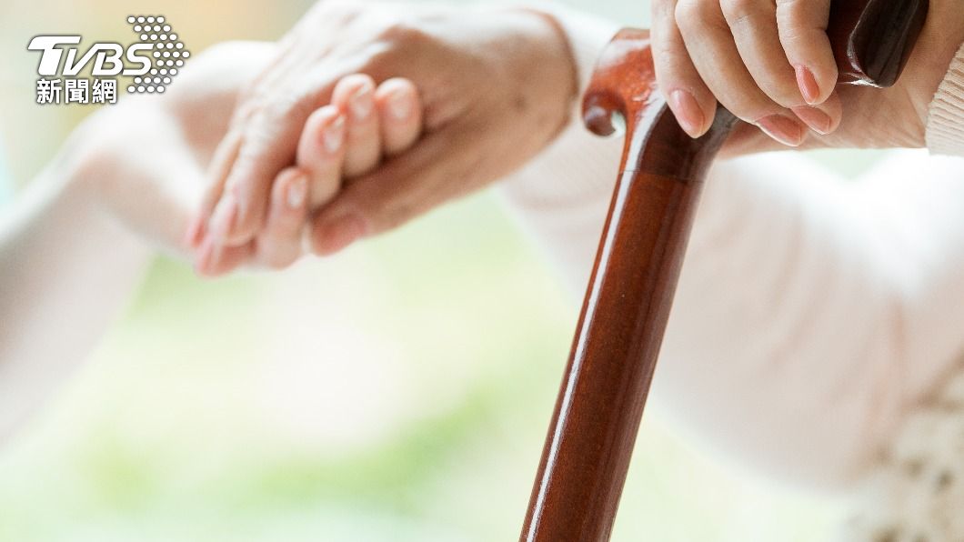百歲老婦臥床不起遭侵犯。（示意圖／Shutterstock達志影像）
