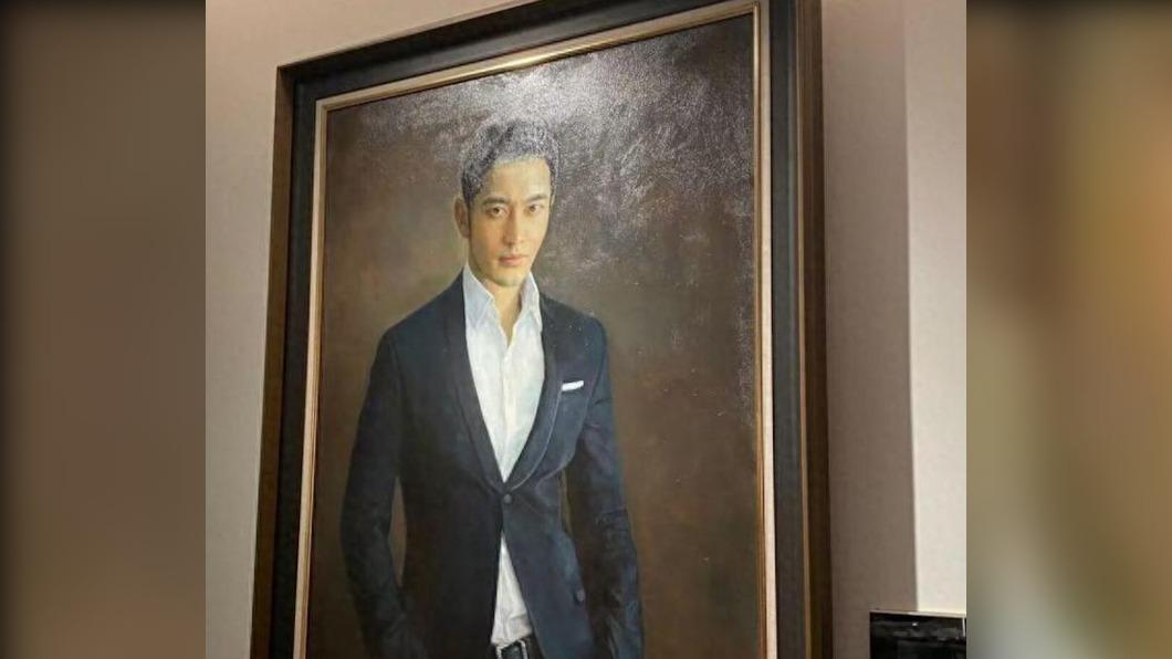 黃曉明家中有掛一幅自畫像。（圖／翻攝自微博）