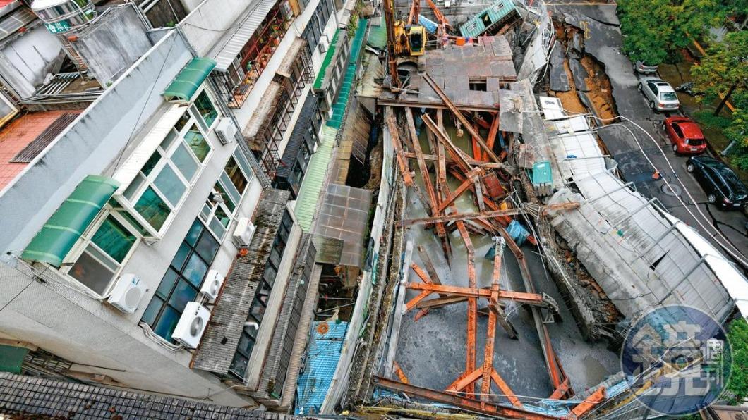 基泰大直建案因施工不當，造成附近民宅多戶坍塌，情況嚴重。（圖／鏡週刊）