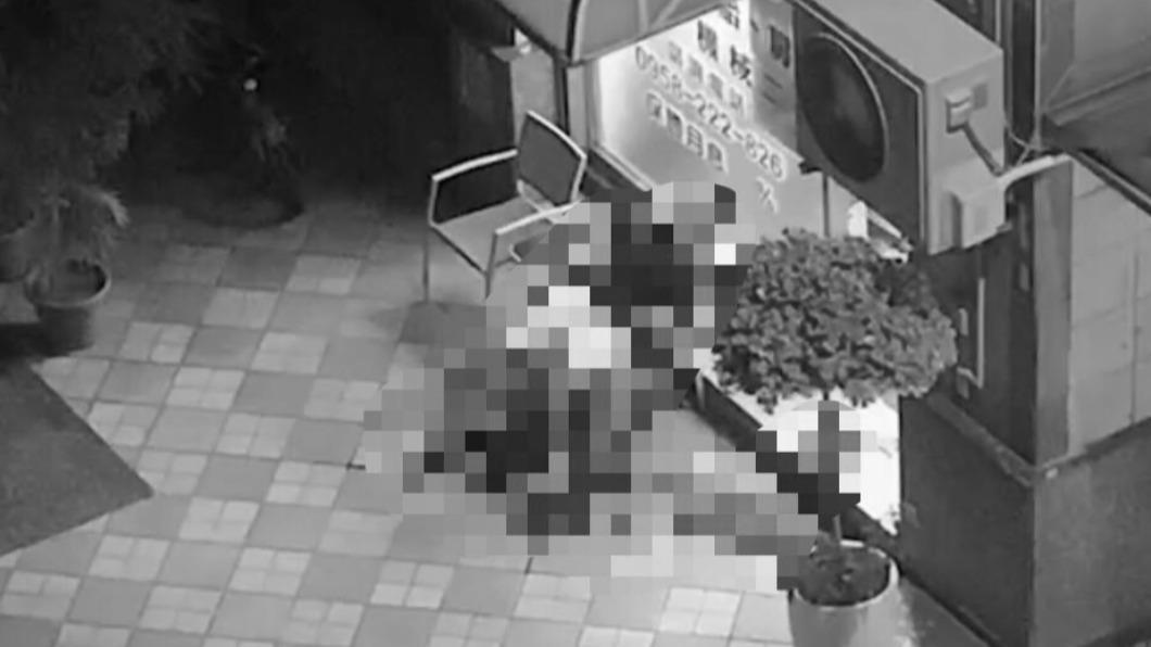 中彈男子表情痛苦，倒臥在血泊中。（圖／民眾提供）