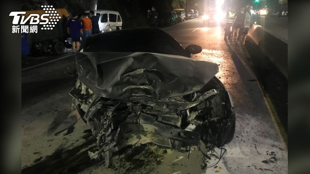 開車夜遊北海岸 小轎車過彎失控撞3車「電桿都歪了」