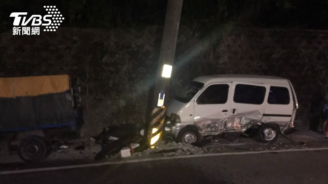 小轎車失控連撞3車,連電線杆都被撞歪。(圖/TVBS)