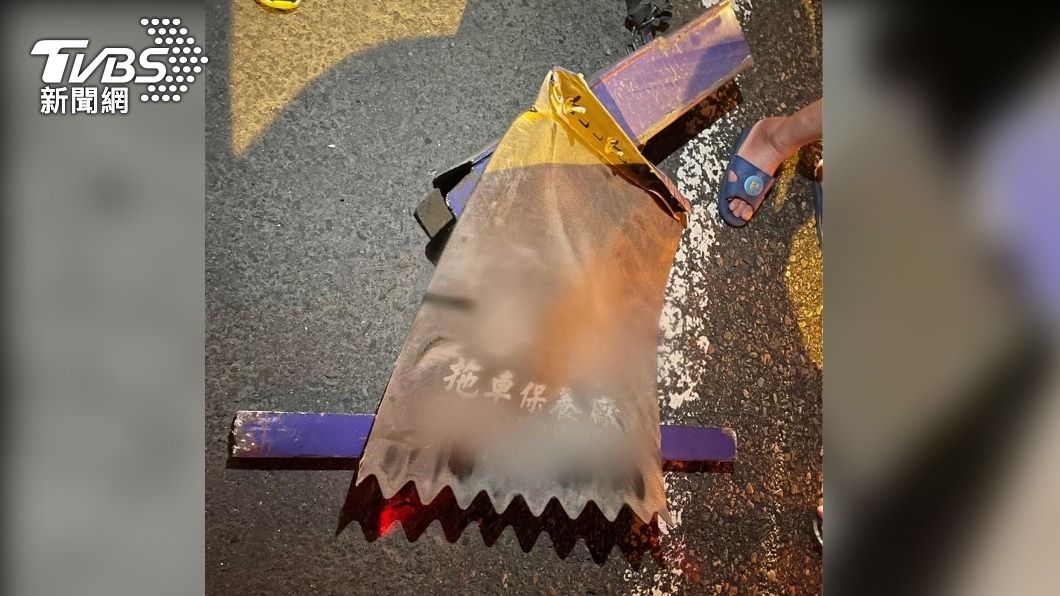 疑似貨車擋泥板上方的鏽蝕鐵條掉落釀成此事故。(圖/警方提供)