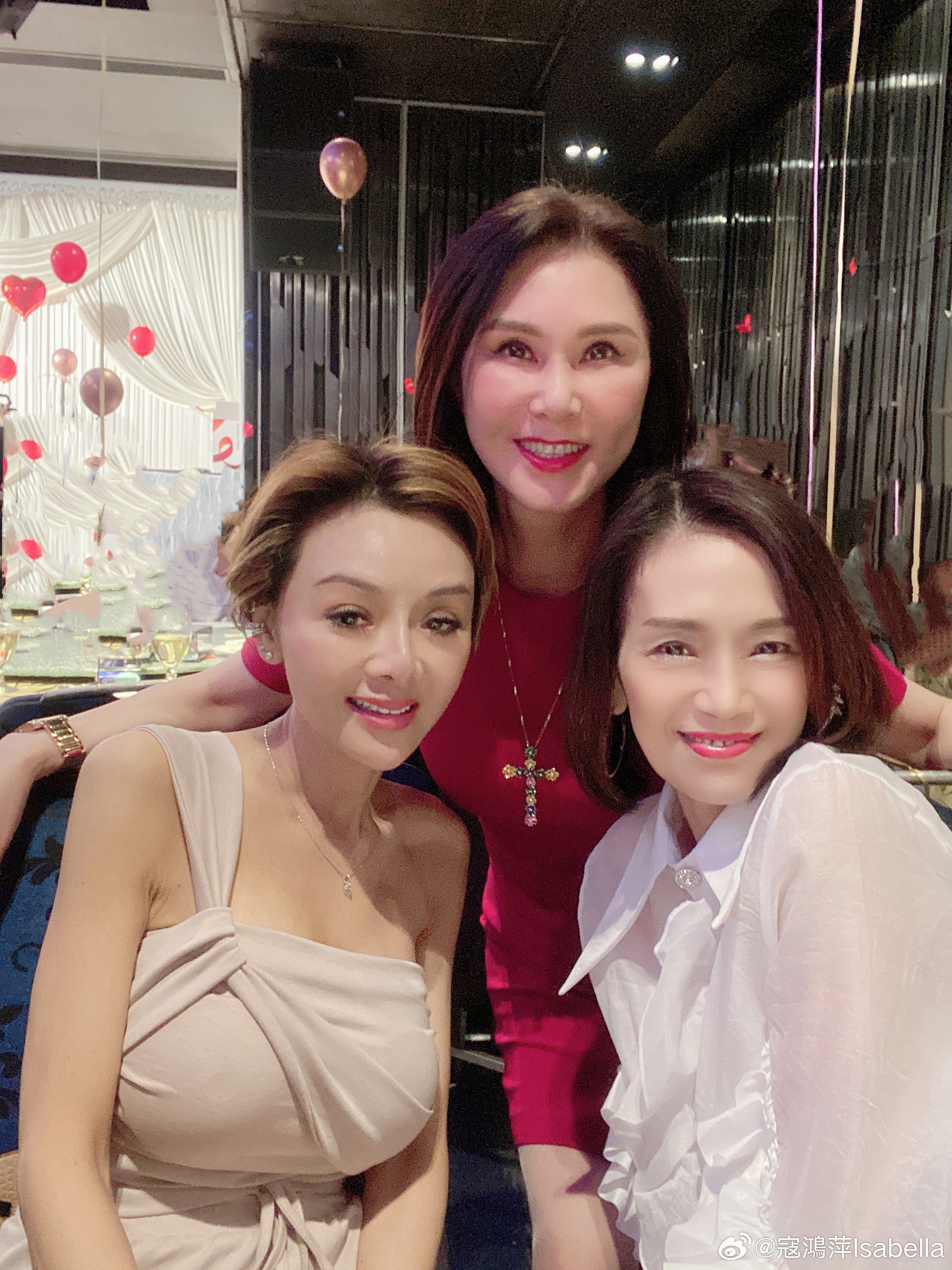 葉子楣（左一）與女星寇鴻萍、吳麗珠相聚。（圖／翻攝自寇鴻萍微博）