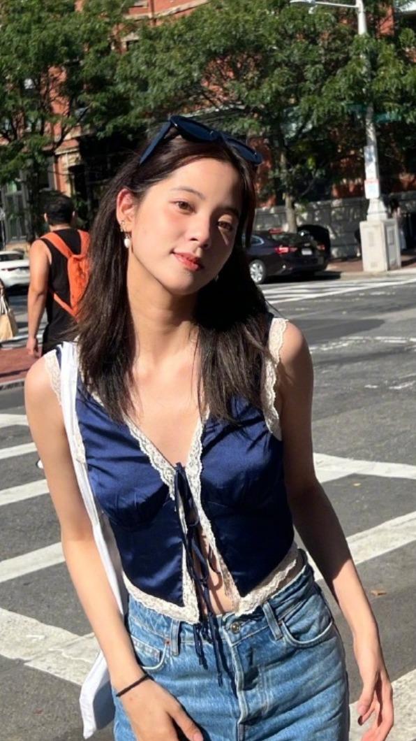 歐陽娜娜近來穿著大膽又性感。(圖/翻攝自歐陽娜娜 微博)