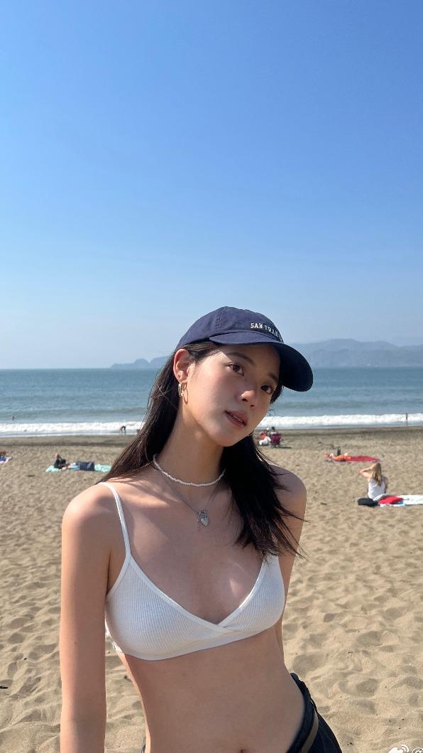 歐陽娜娜只穿Bra。(圖/翻攝自歐陽娜娜 微博)