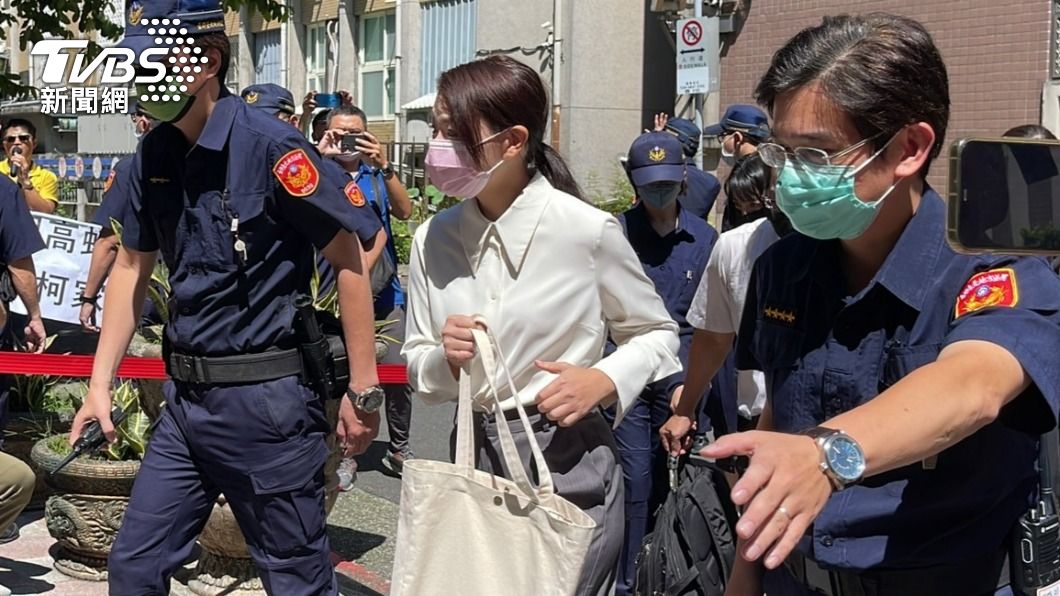 高虹安打扮輕便。(圖/李昱菫攝)