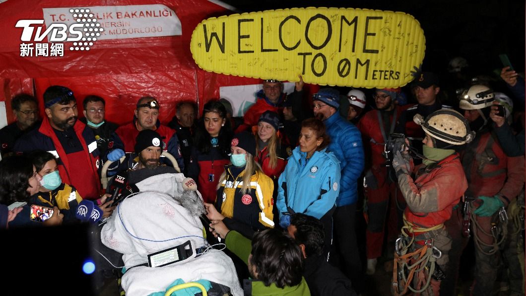受困地下洞穴9天!200人救難隊出動 美探險家重回地面