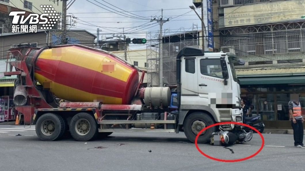 無視待轉？雲林八旬騎士鬼切人彈飛　機車被水泥車捲入拖行