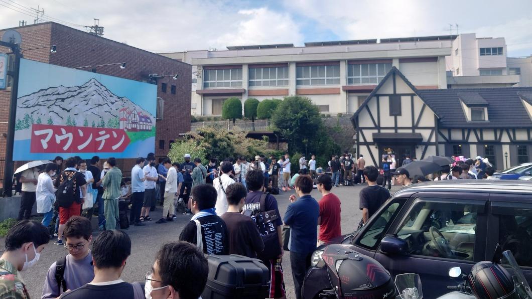 從世界各地拜訪富士山的遊客增加,也造成髒亂、登山道擁擠等問題。(圖/翻攝自@bellmega推特)
