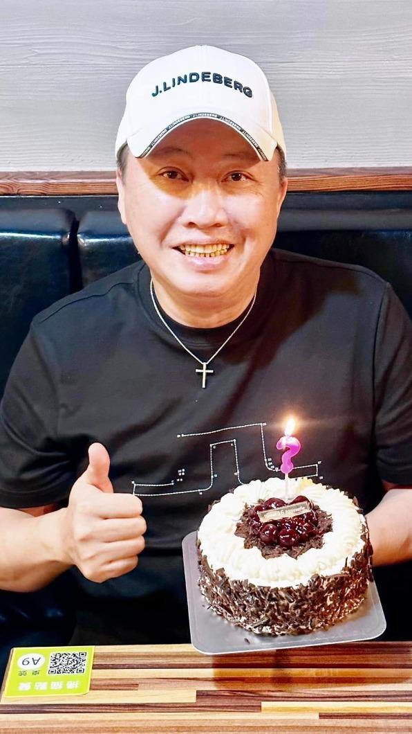 趙正平稱長髮辣妹是他「生意上的朋友」。(圖/翻攝自趙正平臉書)