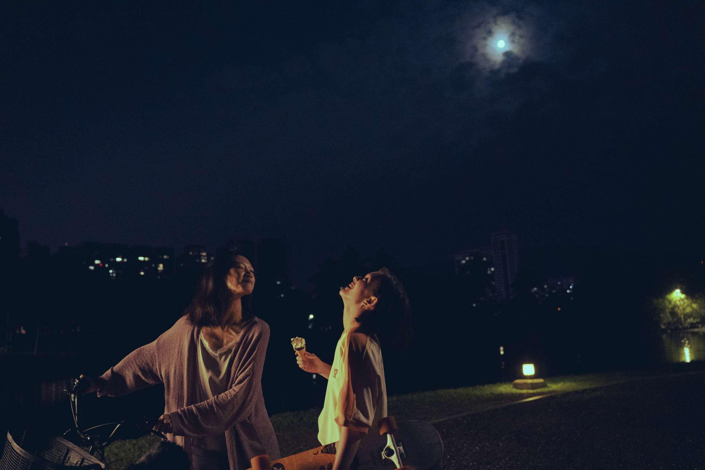 吳奕蓉與戴雅芝演出《泳夜》。(圖/高雄電影節提供)