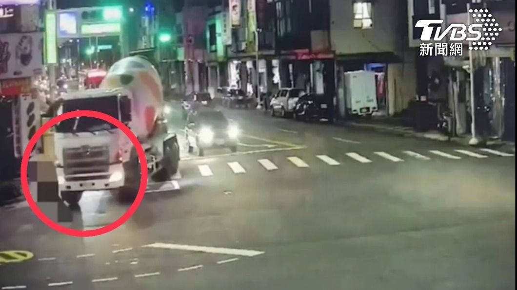 水泥車駕駛郭男右轉時疑似視線死角未注意到湯男，不慎輾過。（圖／TVBS）