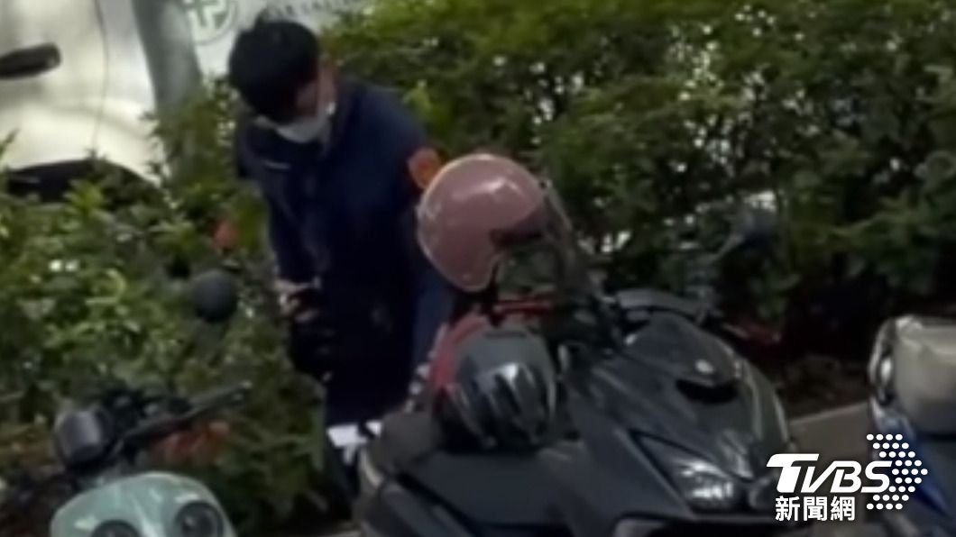 警方解釋罰單是一整本，分別翻頁拍照存證。（圖／交通違規檢舉教學公開版臉書）