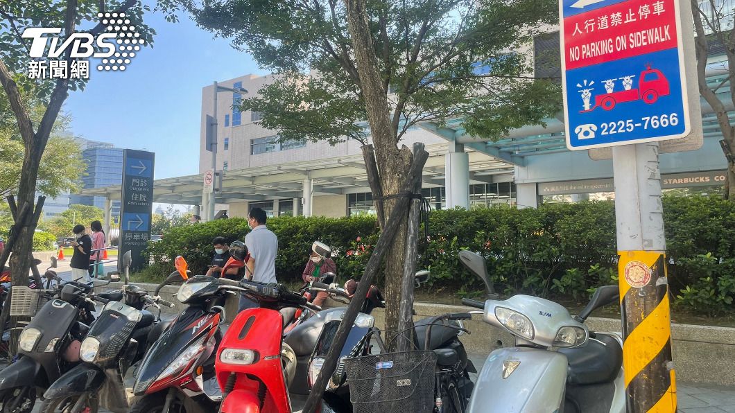 亞東醫院掛急診「車位難求」。（圖／TVBS）