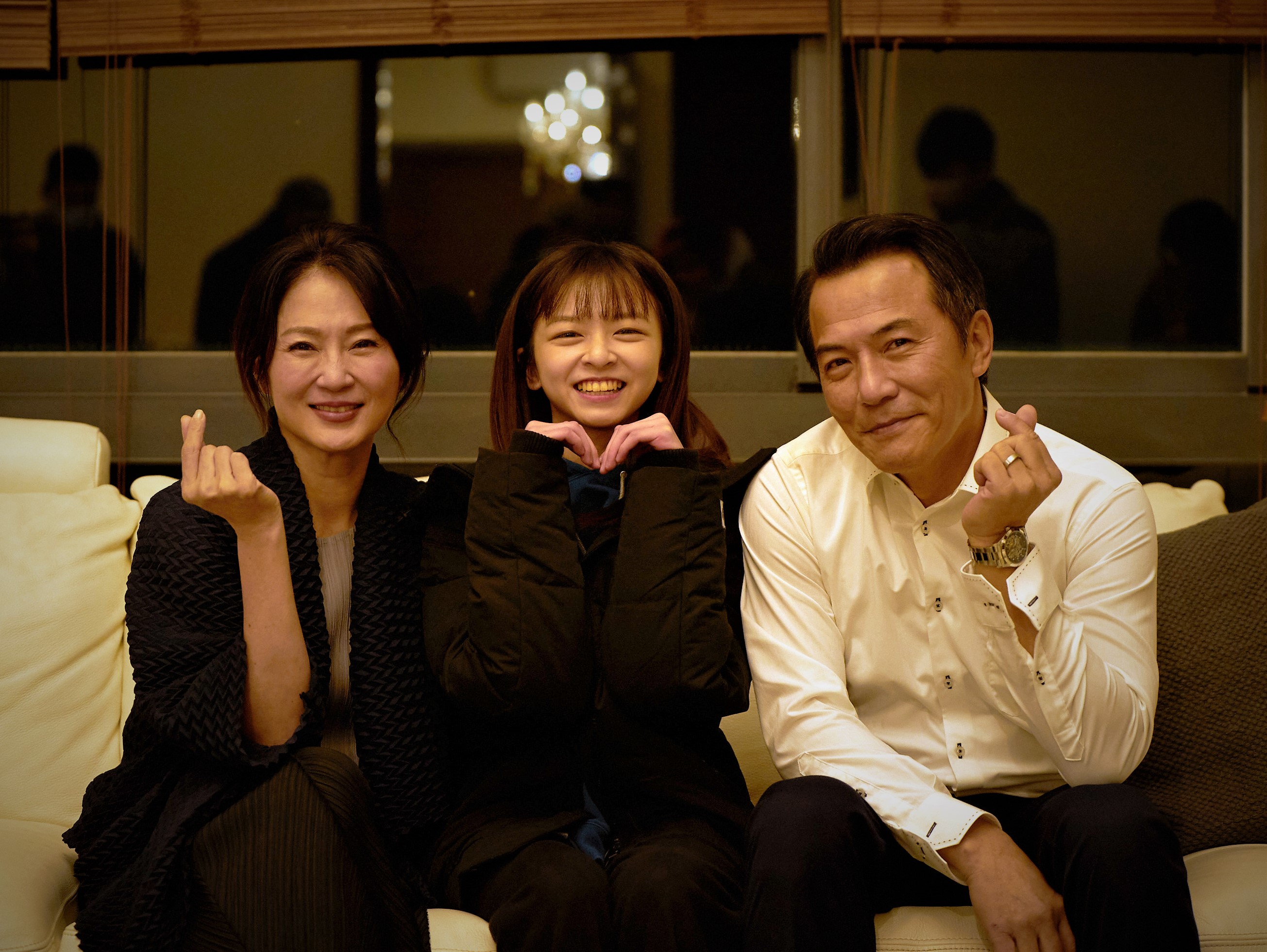陳姸霏（中）與飾演父母親的戴立忍（右）、李之勤。（圖／公視提供）