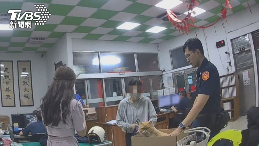 2正妹店員幫忙接回。（圖／TVBS）