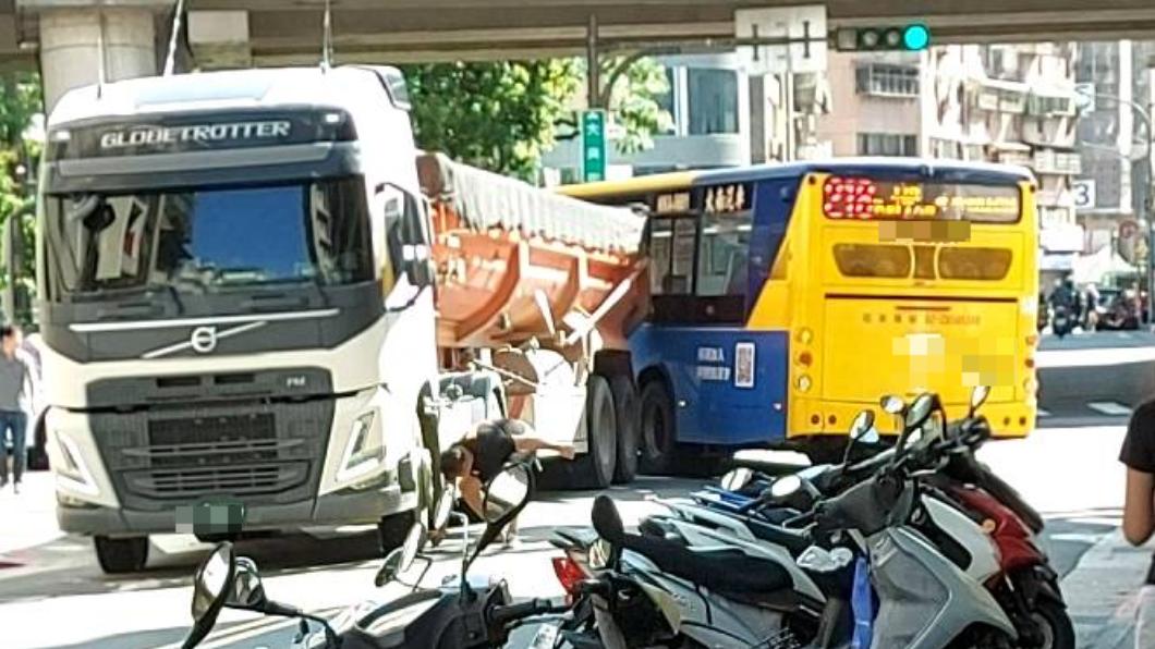 嚇壞！公車轉彎角度沒抓好　撞砂石車「後車斗險插進車內」