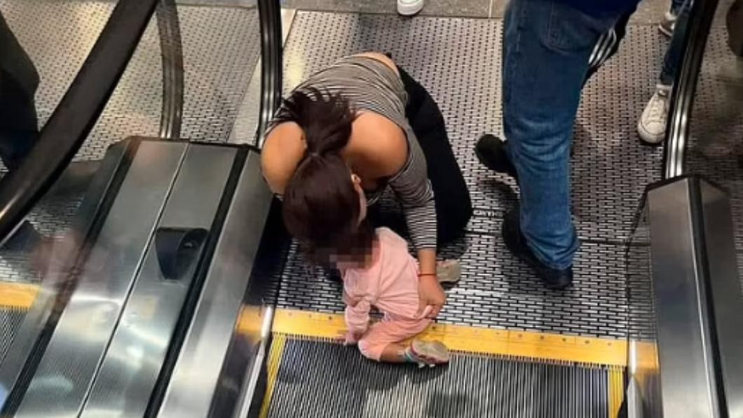 2歲童「手指卡電扶梯」超無助 媽跪地護女兒等救援