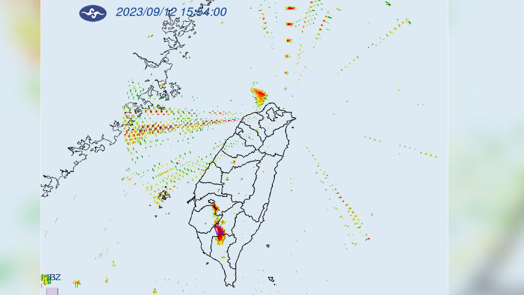 快訊／雨區擴大！5縣市大雨特報　高雄留意強陣風、冰雹　