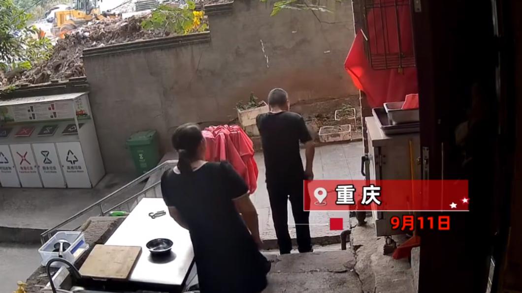 男勸「走快點」!下秒牆突崩塌母女險喪命 怵目驚心畫面曝