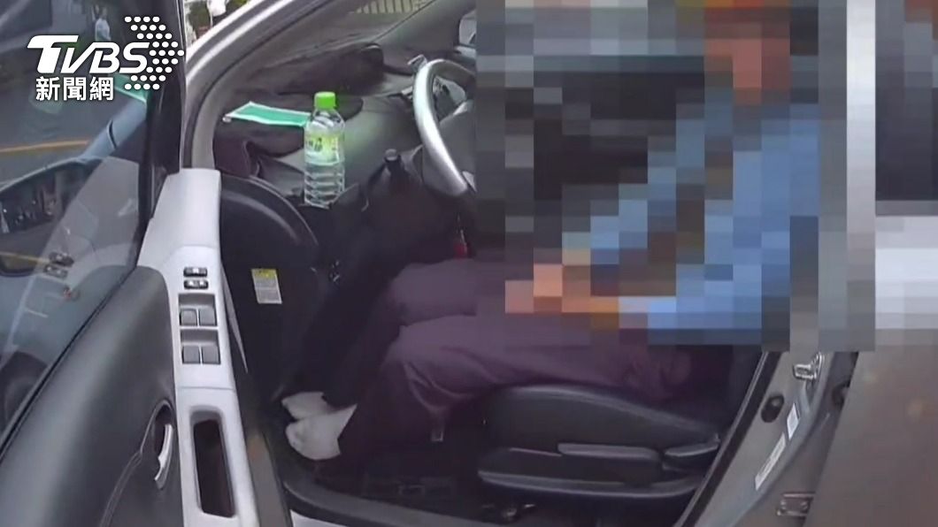張男在車上呼呼大睡。(圖/TVBS)