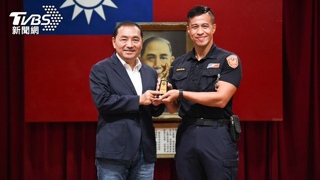 新北鐵警伴腦麻兒圓三鐵夢 義行獲侯友宜親嘉勉表揚