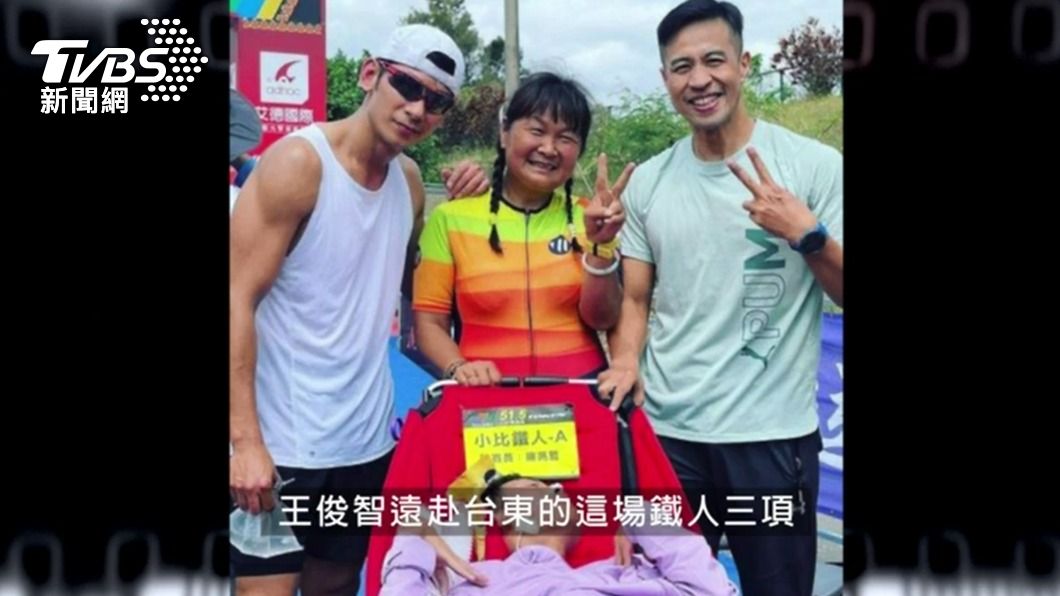王俊智（右）陪伴腦麻兒完成鐵人三項。（圖／新北市警察局提供）